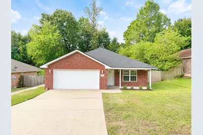 322 Green Leaf Street, Huntsville, TX 77340 - Photo 1