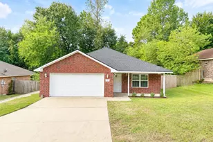 322 Greenleaf St, Huntsville, TX 77340 - Photo 1