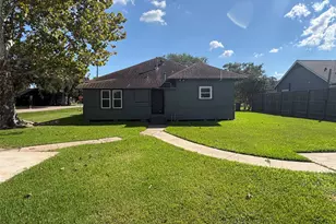 529 E Myrtle St, Angleton, TX 77515 - Photo 17