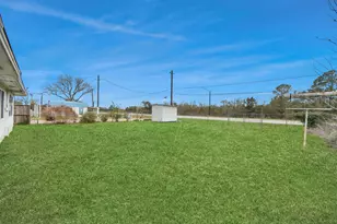900 S Circle Dr, Baytown, TX 77520 - Photo 9