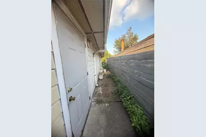 10026 Lasaber Court, Houston, TX 77038 - Photo 23