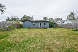1109 E Miller St, Angleton, TX 77515 - Photo 19