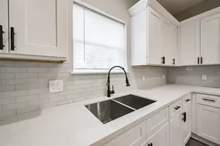 4405 Mallow St, Houston, TX 77051 - Photo 9