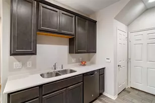 523 N 1st St, La Porte, TX 77571 - Photo 5