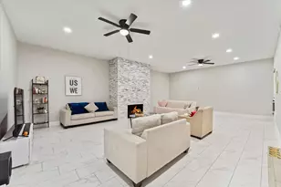 48 Bayou Pointe Dr, Houston, TX 77063 - Photo 9