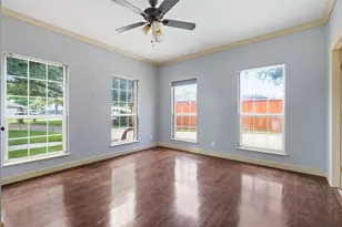 708 Bayou Crest Cir, Dickinson, TX 77539 - Photo 9