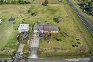 1311 Oak St, Anahuac, TX 77514 - Photo 33