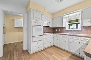 1311 Oak St, Anahuac, TX 77514 - Photo 11