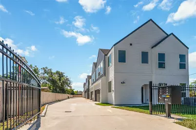 4710 Mallow Street #E/F, Houston, TX 77033 - Photo 3