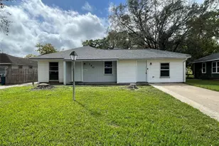 140 Laurel St, Lake Jackson, TX 77566 - Photo 1