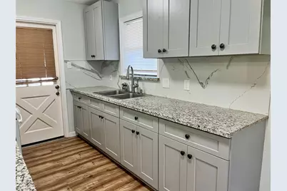 2218 19th Avenue N, Texas City, TX 77590 - Photo 5