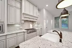 19 Brittany Rose Pl, The Woodlands, TX 77375 - Photo 9