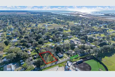 800 Stowell Street, Anahuac, TX 77514 - Photo 3
