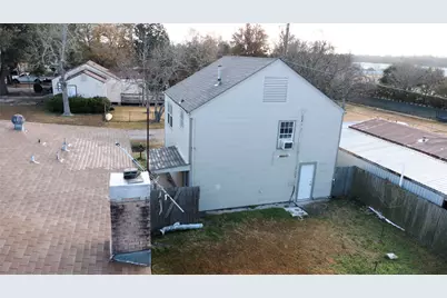 301 Travis Street, Baytown, TX 77520 - Photo 9