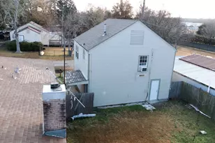 301 Travis St, Baytown, TX 77520 - Photo 9