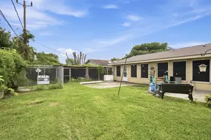 2202 French Pl, Baytown, TX 77520 - Photo 31