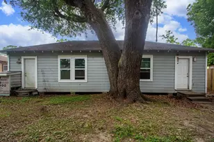 713 W Willis St, Alvin, TX 77511 - Photo 3