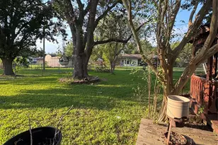 212 E Elizabeth Ave, Palacios, TX 77465 - Photo 3