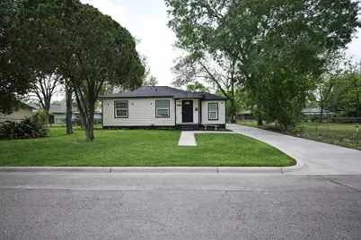 916 Parkway Street, Baytown, TX 77520 - Photo 1