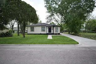 916 Parkway St, Baytown, TX 77520 - Photo 1