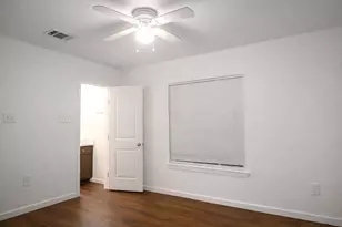 916 Parkway St, Baytown, TX 77520 - Photo 7