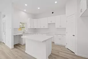 13902 Leabrandon Ln, Houston, TX 77045 - Photo 9