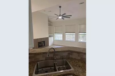 22 E Sterling Pond Circle, The Woodlands, TX 77382 - Photo 11