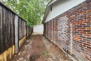 5603 Arboles Dr, Houston, TX 77035 - Photo 27