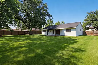 802 Camelot Lane, Friendswood, TX 77546 - Photo 3