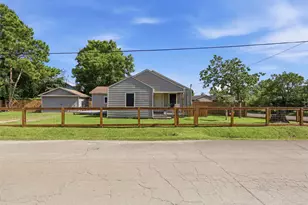 515 Riggs St, Baytown, TX 77520 - Photo 3