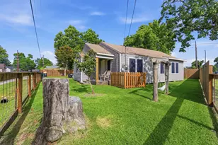 515 Riggs St, Baytown, TX 77520 - Photo 7