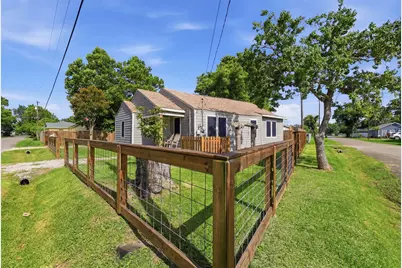 515 Riggs Street, Baytown, TX 77520 - Photo 3