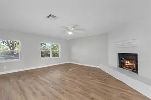 609 Debbie Ln, Alvin, TX 77511 - Photo 5