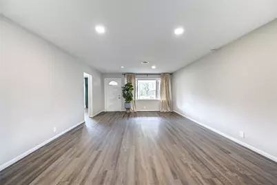 6026 Clarewood Drive, Houston, TX 77081 - Photo 7