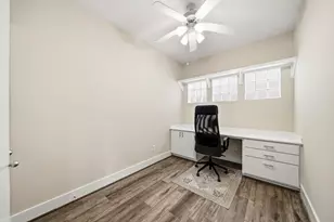 9802 Cynthia Ann Ct, Houston, TX 77025 - Photo 5