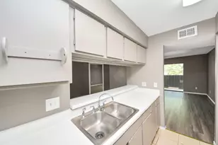 3105 Walnut Bend Ln, Houston, TX 77042 - Photo 9