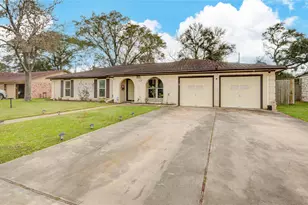 108 Spruce St, Lake Jackson, TX 77566 - Photo 3