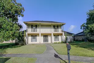 2 Elm Pl, Angleton, TX 77515 - Photo 1