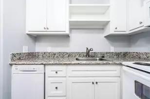 207 N Poplar St, Tomball, TX 77375 - Photo 5