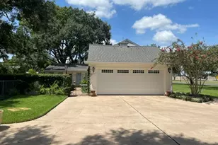2503 Meadow Ln, El Campo, TX 77437 - Photo 3