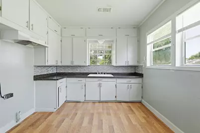 800 E Lobit Street, Baytown, TX 77520 - Photo 9