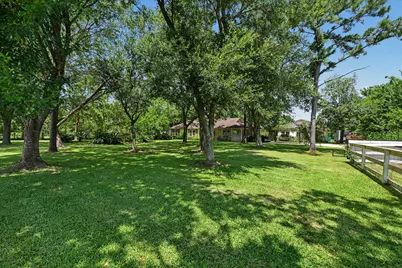 424 Middleton Street, Bacliff, TX 77518 - Photo 33