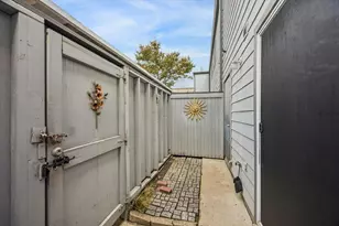 5050 Glenmont Dr, Houston, TX 77081 - Photo 11