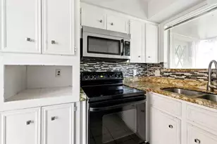 9810 Bayou Woods Dr, Baytown, TX 77521 - Photo 5