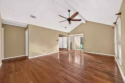 3811 Suttonford Drive, Houston, TX 77066 - Photo 9