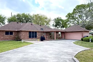 506 Houston St, Wallis, TX 77485 - Photo 1