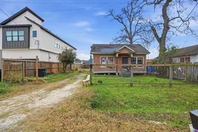122 Amundsen Street, Houston, TX 77009 - Photo 1