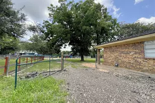 547 County Rd 949E, Alvin, TX 77511 - Photo 17