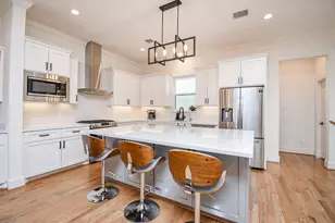 918 W 25th St, Houston, TX 77008 - Photo 1