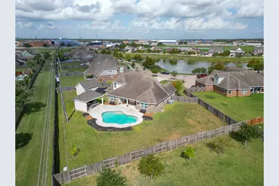 9642 Keeneland Circle, Mont Belvieu, TX 77523 - Photo 7